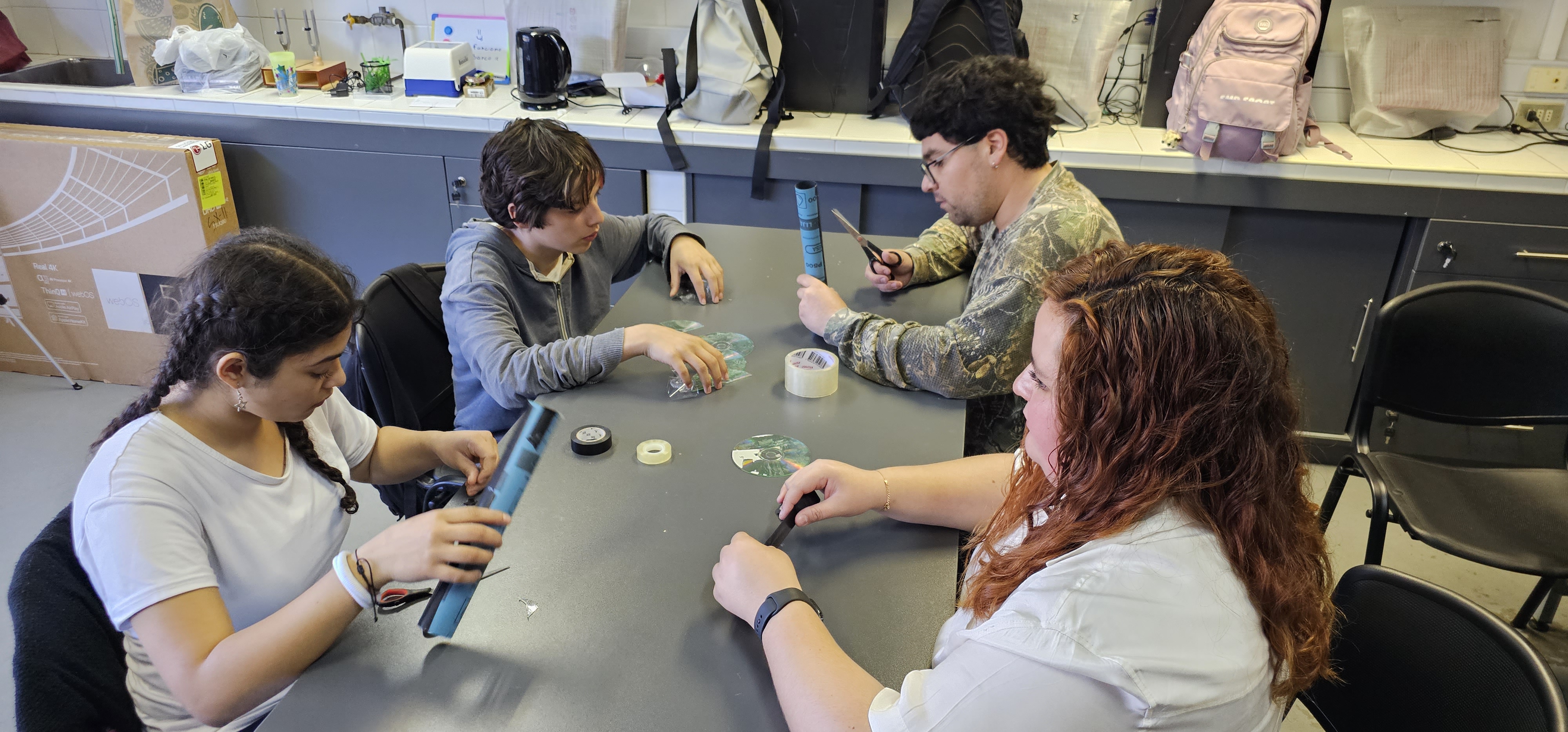 Estudiantes trabajando en laboratorio